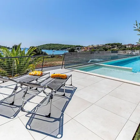 2 Bedroom Beautiful In Apartmán Banjole